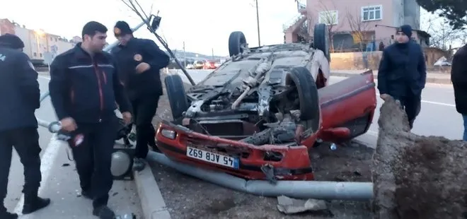 Refüje çıkıp ters dönen otomobilin sürücüsü yaralandı