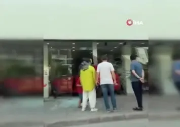 Otomobil mağazaya daldı sürücü kazayı yara almadan atlattı