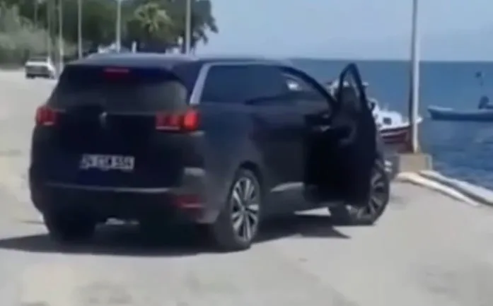 İzmir’de bir kişi kiraladığı lüks cipi denize attı, arkasına bakmadan gitti - 1