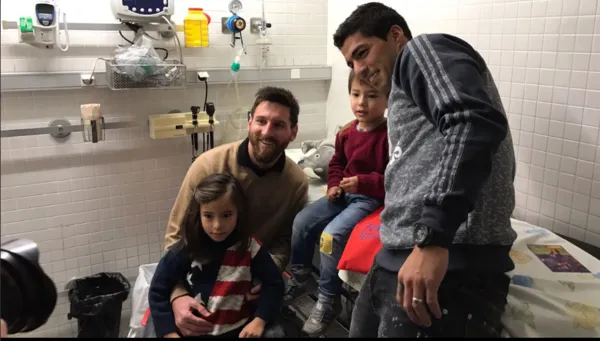 Barçalı futbolculardan hasta çocuklara ziyaret - 1