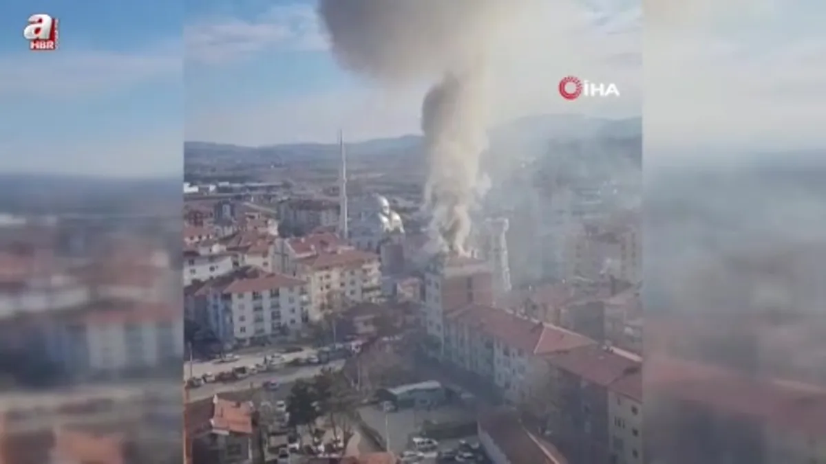 Başkentte 7. katlı binanın çatısında çıkan yangın korkuttu