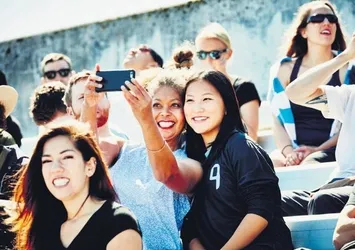 Kiralık arkadaşlarla selfie modası!