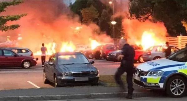İsveç’te siyah giyimli adamlar 80 araba yaktı