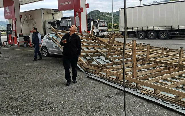 sakaryada-ruzgarin-yerinden-soktugu-akaryakit-istasyonunun-catisi-otomobilin-uzerine-dustu-1715453633306.jpg Sakarya'da rüzgarın yerinden söktüğü akaryakıt istasyonunun çatısı otomobilin üzerine düştü - 3