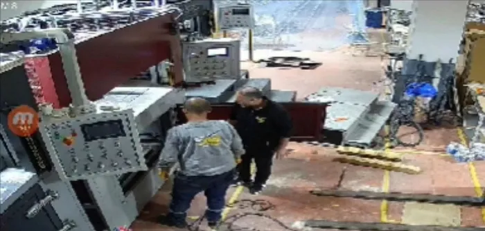 1715164437048.jpeg Ölüm presi! Fabrika sahibi içinde ezilerek can verdi! Dehşet anları kamerada - 1