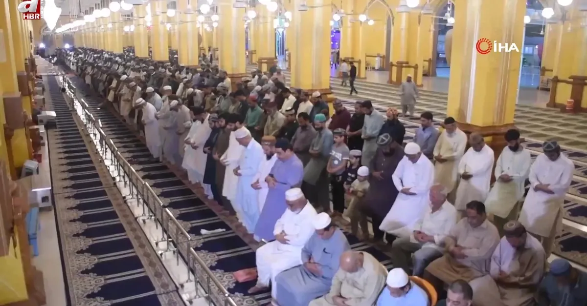 Pakistan Rai Razan Pakistan’da Ramazan ayının ilk teravih namazı!