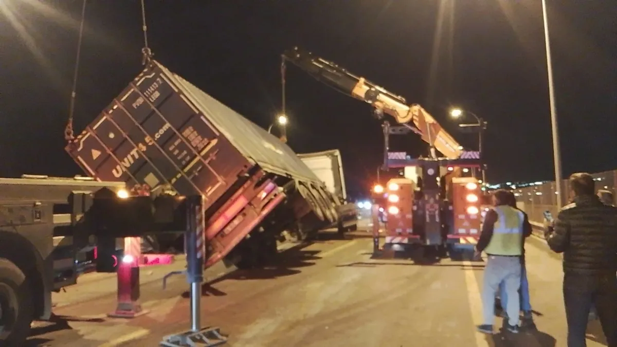 Büyükçekmece TEM Otoyolu'nda TIR devrildi; şoförü yaralandı