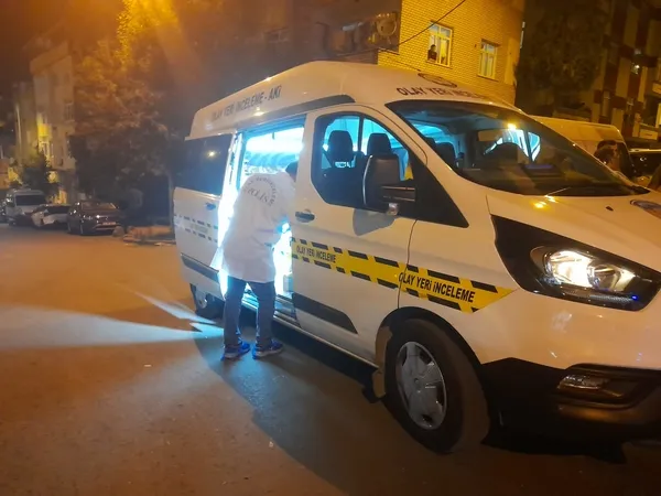 silahli-saldirida-yaralanan-kocasini-gorunce-kalp-krizi-gecirdi-1690503278247.jpg Silahlı saldırıda yaralanan kocasını görünce kalp krizi geçirdi - 3