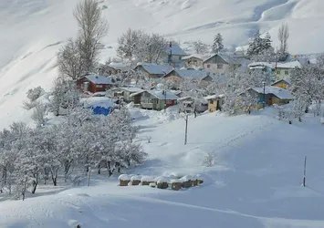Kar yağışı nedeniyle okullar tatil edildi! Valilik ve MEB'den son dakika açıklamaları... Hangi illerde okullar tatil? 20 Aralık...
