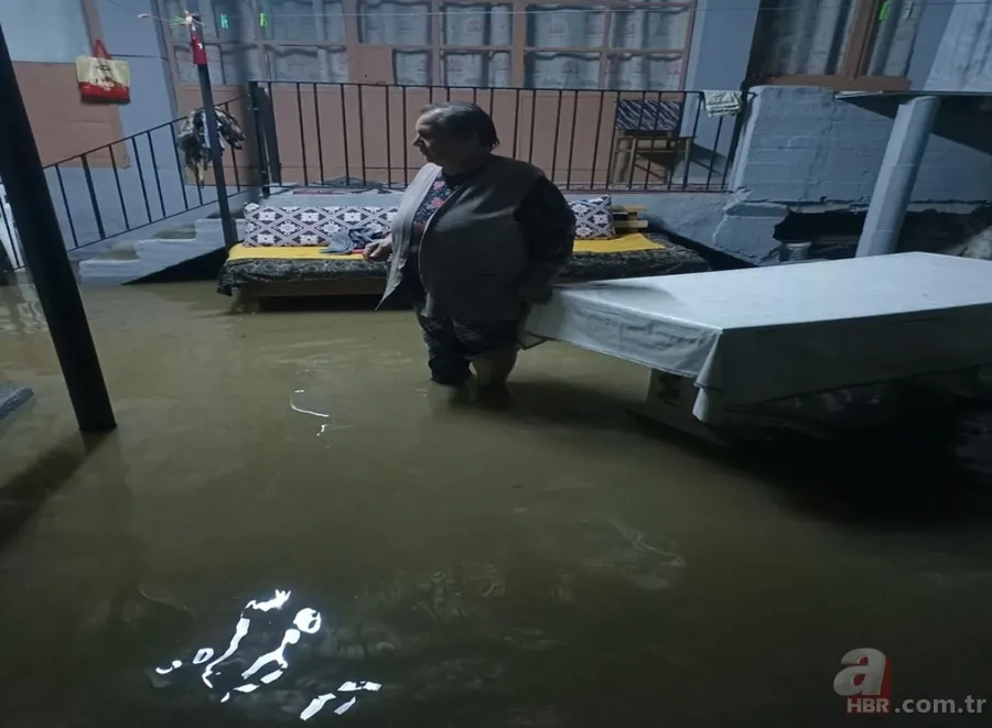 Ege'de sağanak yağış hayatı felç etti: Cadde ve sokaklar göle döndü 5