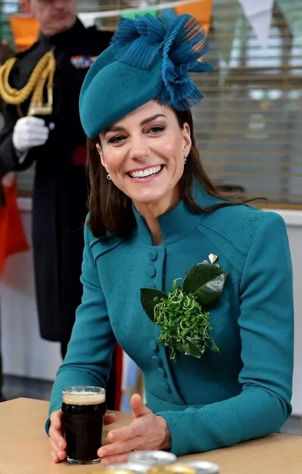 kate-middleton-ortaya-mi-cikti-prenses-kate-esi-prens-william-ile-alisveris-yaparken-goruntulendi-iddiasi-1710810941292.jpeg Kate Middleton ortaya mı çıktı? Prenses Kate, eşi Prens William ile alışveriş yaparken görüntülendi iddiası! İşte o görüntüler... - 3