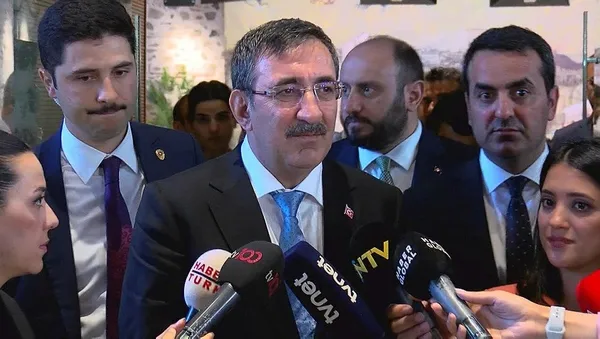 cumhurbaskani-yardimcisi-cevdet-yilmazdan-is-dunyasiyla-bulusma-programinda-korfez-turu-mesaji-benzer-adimlar-1689942144111.jpeg Cumhurbaşkanı Yardımcısı Cevdet Yılmaz'dan İş Dünyasıyla Buluşma programında Körfez turu mesajı: Benzer adımlar atılacak - 5