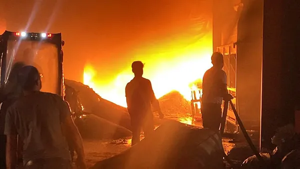 Son dakika: İstanbul'da geri dönüşüm fabrikasındaki yangın söndürüldü - 1