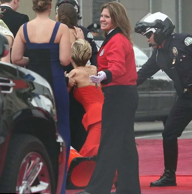 Jennifer Lawrence Oscar töreninde yine düştü