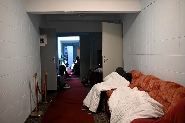 rusyadan-ukraynanin-baskenti-kieve-agir-bombardiman-1764042010844.jpg Rusya'nın Ukrayna'yı işgali devam ederken, 25 Kasım 2025 sabah erken saatlerde Kiev’de düzenlenen hava saldırısı sırasında insanlar otelin yer altı sığınağında oturuyor. Ukrayna Hava Kuvvetleri ülke genelinde füze uyarısı verirken, AFP muhabirinin aktardığına göre güçlü patlamalar başkent Kiev’i sarstı. (Fotoğraf: Sergei GAPON / AFP)