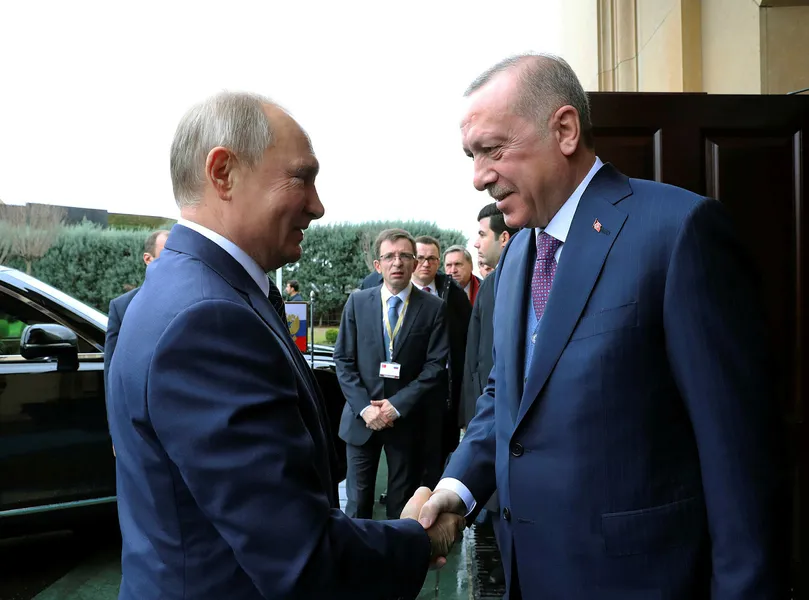 Başkan Erdoğan ve Putin zirvesi sona erdi! Erdoğan’dan Putin’e Türkiye-Libya Mutabakatı kitabı hediye etti
