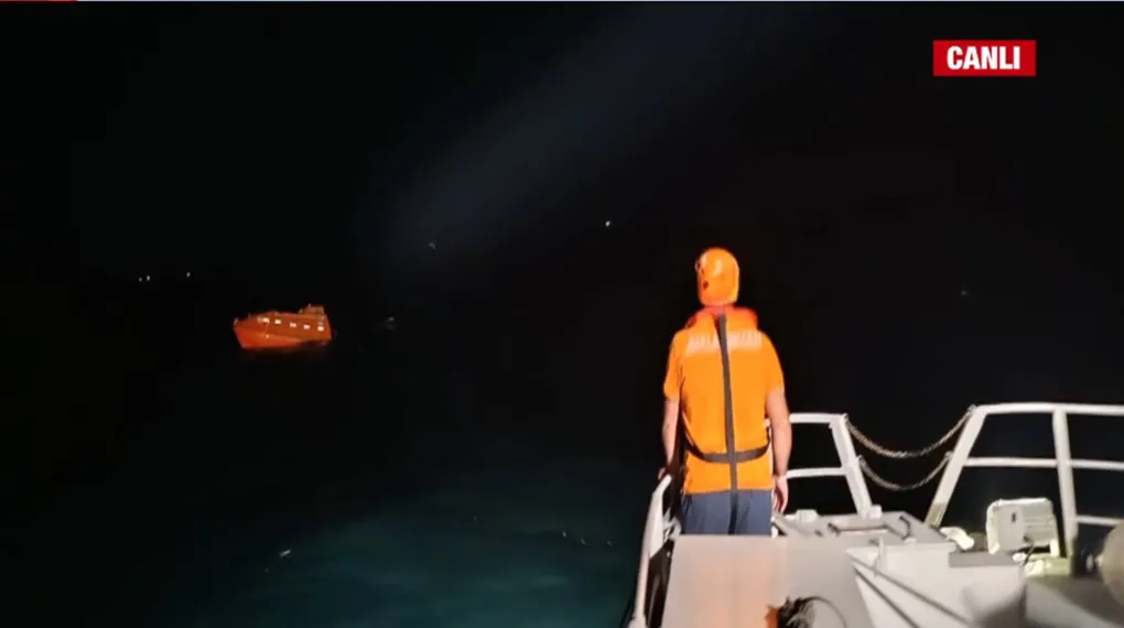 Gemi kazasında kritik gelişme! Filikalar bulundu, 10 personel aranıyor