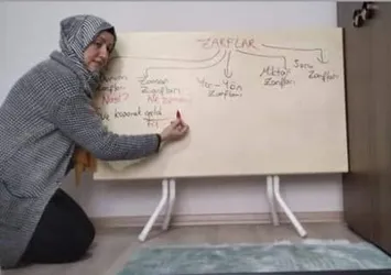 Dikkat çeken kare! Yemek masasını okul tahtası yaparak öğrencilerine ders anlattı