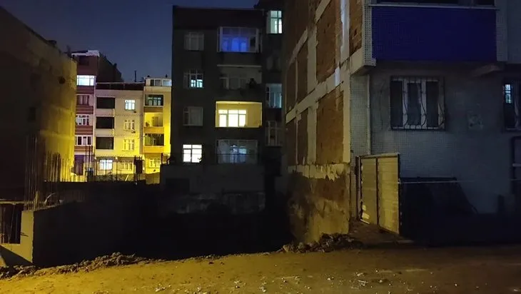 Gaziosmanpaşa’da gece gece büyük korku | Binanın temelinde toprak kayması