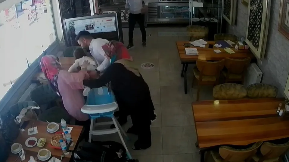 Heimlich manevrası nedir | Boğazına ekmek takılan çocuğu işte böyle kurtardı