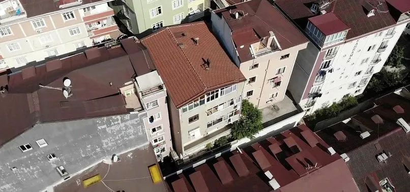 Kağıthane'de bir bina depremin etkisiyle yanındaki binaya yaslandı