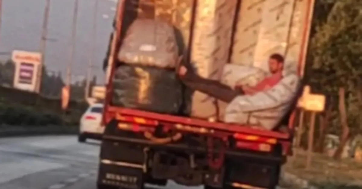 Bursa'da trafikte hayrete düşüren görüntü! Kamyon kasasında böyle seyahat etti