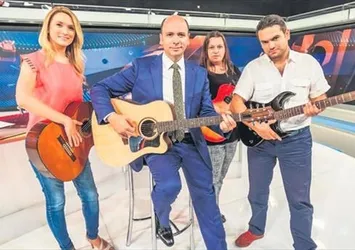 Beş gitarım var, bülten öncesi beste yapıyorum
