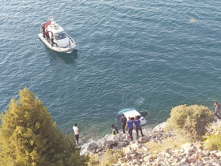 Van'da otomobil göle uçtu! Korkunç kazda 2 kişi can verdi 3