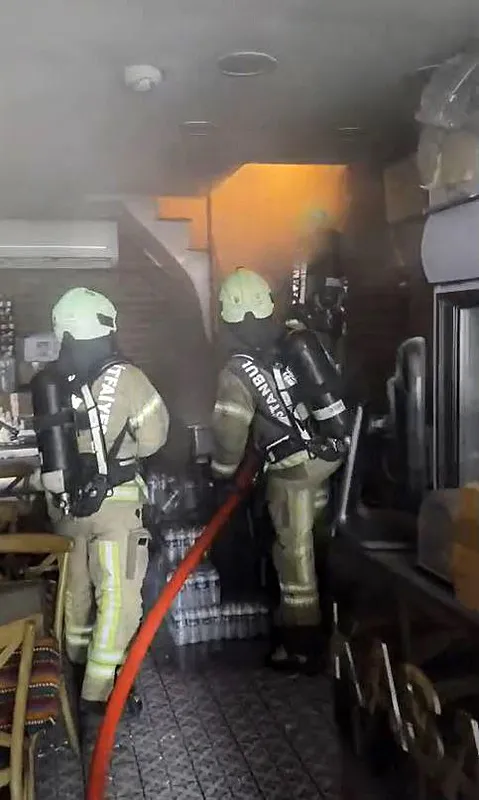 Mısır Çarşısı'nın yanındaki restoranda yangın! Kontrol altına alındı - 6