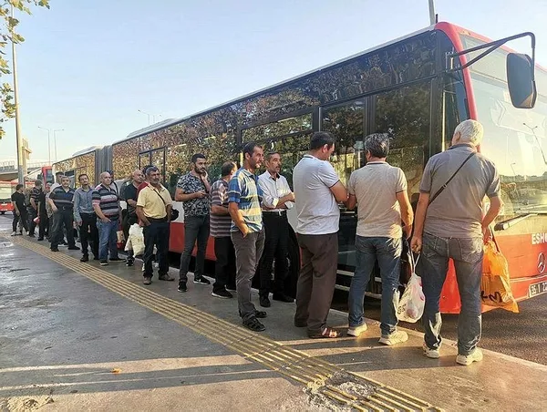 1690872227434.jpeg İzmir'de iki günlük grev! Vatandaşlar kilometrelerce yol yürüdü CHP'li Tunç Soyer'e isyan etti