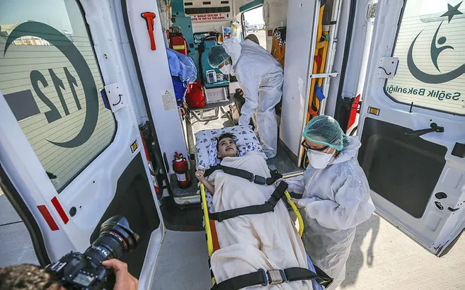 Türkmenistan’da yaşayan çocuk hasta Nihal Naz Aydın ambulans uçakla Türkiye’ye getirildi