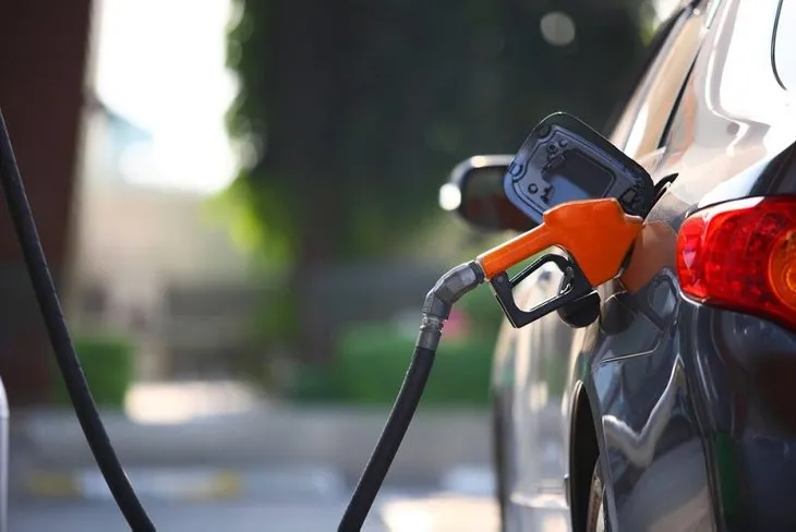 Petrol fiyatları neden geriliyor? 1 Euro 1 Dolar olur mu? Resesyon nedir? Uzman ekonomist A Haber canlı yayınında anlattı