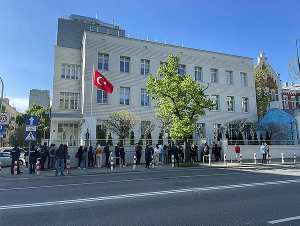 14-mayis-secimlerinde-bir-ilk-yurt-disi-temsilciliklerde-kullanilan-oy-sayisi-2018-secimindeki-oy-sayisi-gecti-1683404314255.jpg 14 Mayıs seçimlerinde bir ilk! Yurt dışı temsilciliklerde kullanılan oy sayısı 2018 seçimindeki oy sayısı geçti - 3