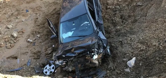 Manisa’da ilginç kaza! 5 metrelik çukura uçan otomobil hurdaya döndü