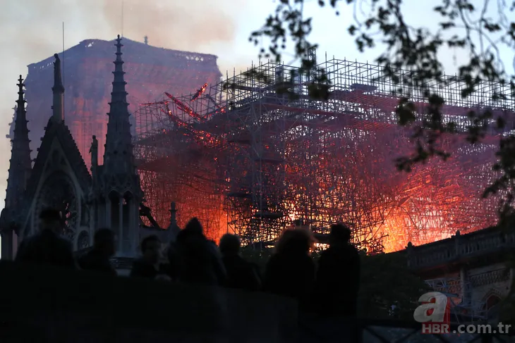 Dünya Notre Dame Katedrali'ndeki yangını konuşuyor!
