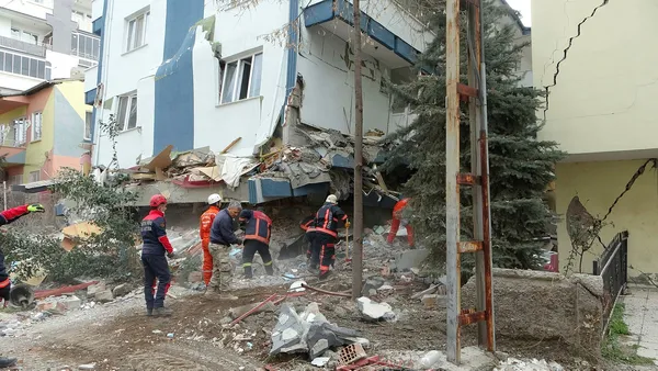 son-dakika-malatyada-56lik-deprem-esya-almak-icin-eve-giren-bedih-kisin-cansiz-bedenine-ulasildi-1677571114924.jpg Son dakika: Malatya'da 5,6'lık deprem! Eşya almak için eve giren Bedih Kış'ın cansız bedenine ulaşıldı - 2