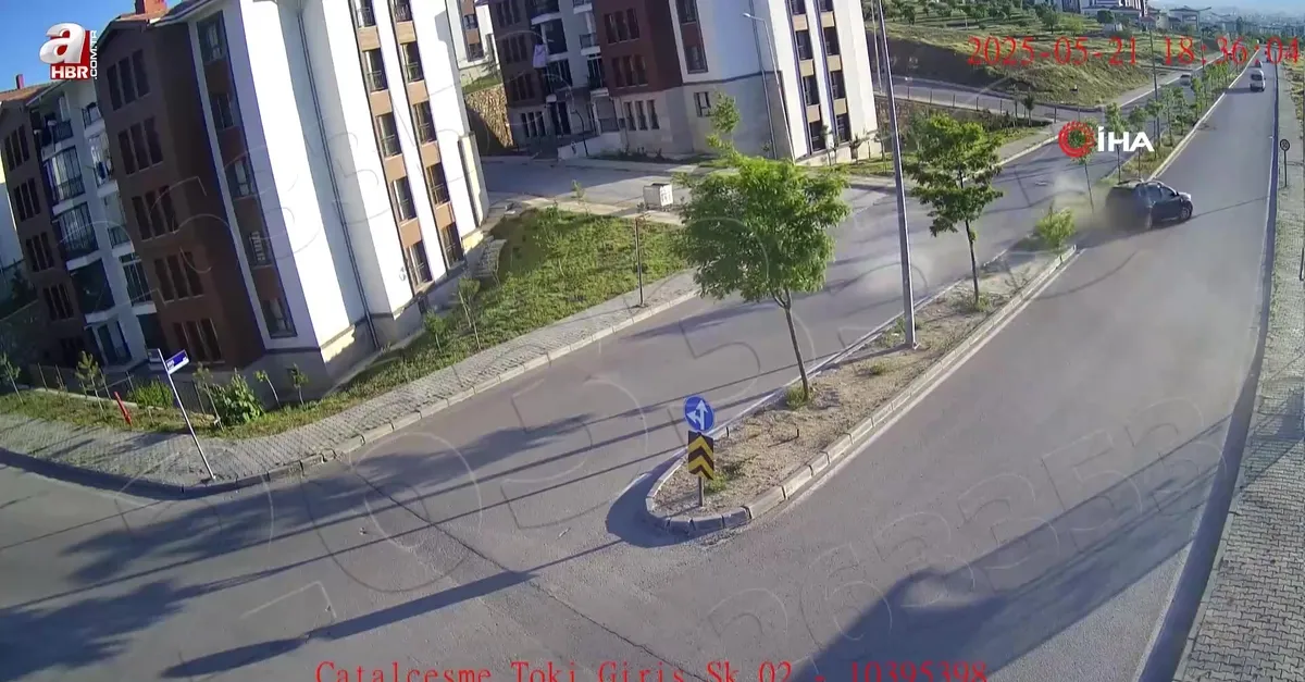 Elazığ’da otomobil refüje böyle çarptı