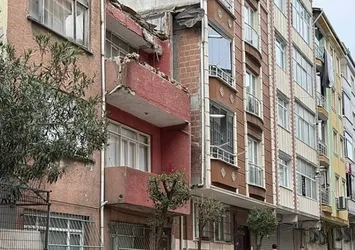 Esenler'de binanın çatısından parçalar koptu! 3 katlı bina tahliye edildi