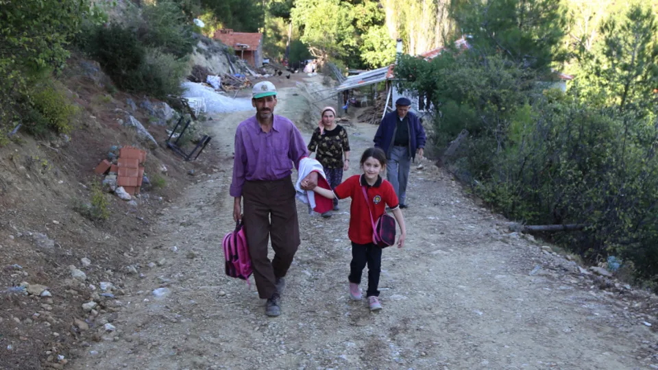 Fedakar baba, kızı okula gidebilsin diye 4 km yolu stabilize hale getirdi