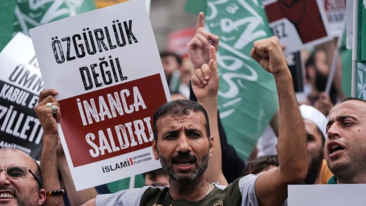 Hazreti Muhammed'in karikatür çizimi hadsizce yayımlanmıştı! İstanbul'da lağım çukuru Leman'a protesto: Resulullah'a uzanan eller kırılsın