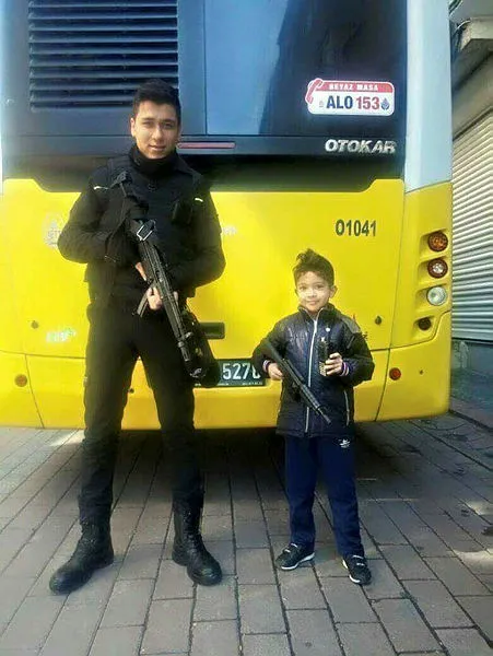 İstanbul'daki bombalı terör saldırısında şehit düşen polis Emre Horoz’un ikizlerinden yürek yakan sözler: Kıyamet kopsa da babamız ile kavuşsak - 2