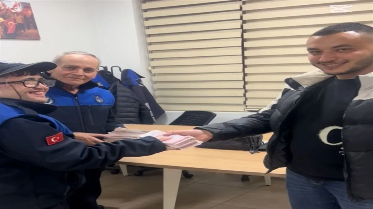 Yolda buldukları para dolu çantayı sahibine ulaştırdılar