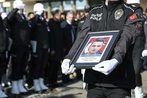 baskan-erdogandan-sehit-polis-musa-erdemin-ailesine-bassagligi-mesaji-1701433573137.jpg Başkan Erdoğan'dan şehit polis Musa Erdem'in ailesine başsağlığı mesajı - 1