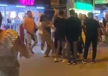 Kadınların saç baş kavgası kamerada! Erkekler ayırmakta güçlük çekti