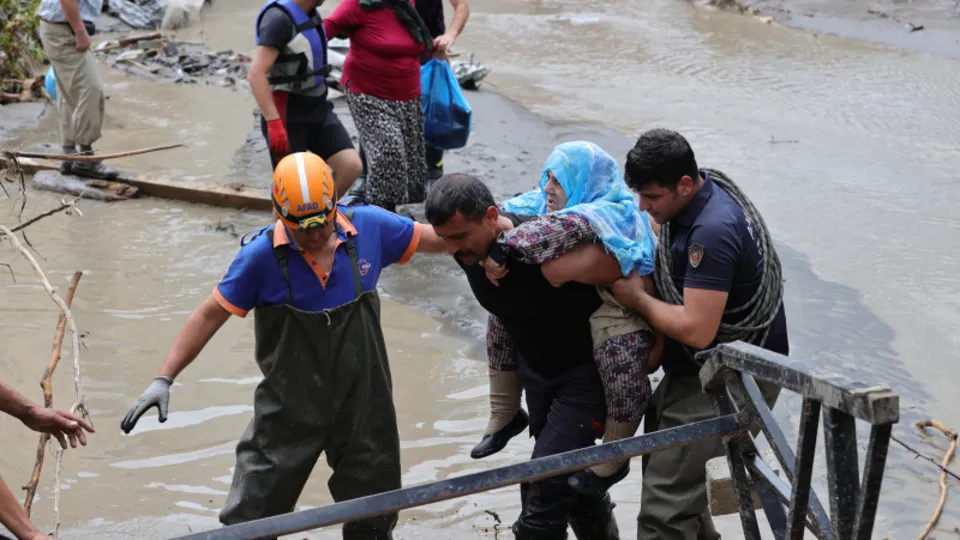 Yüzlerce vatandaşı çamur denizinden kurtardılar! Bazı kahramanlar pelerin takmaz