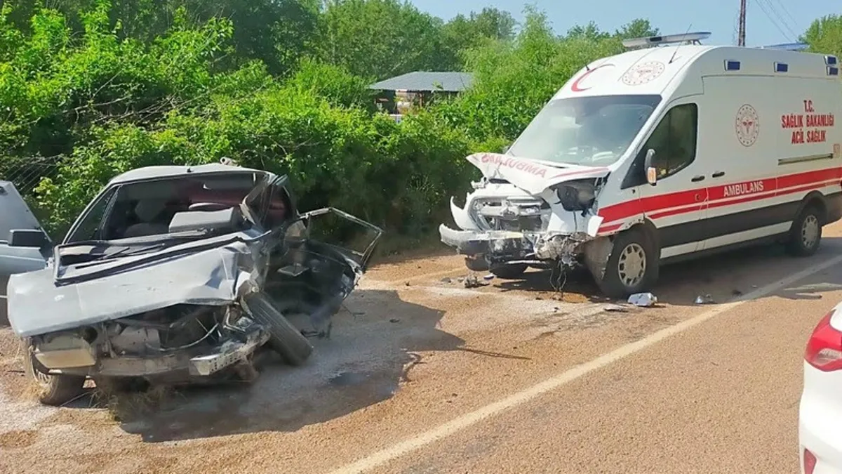 Adana'da ambulans ile otomobil birbirine girdi: 1 ölü 3 yaralı