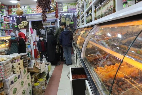 Kış mevsimi etkilerini hissettirmeye başlıyor! Hastalıktan korunmak isteyenler soluğu aktarlarda alıyor