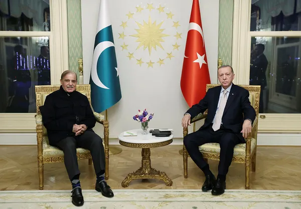 baskan-erdogandan-pakistan-basbakani-serif-ile-ortak-basin-toplantisinda-son-dakika-aciklamalari-1669395922998.jpg Pakistan Başbakanı Şahbaz Şerif'ten Türkiye mesajı: Bizler kardeşiz iki kalp birlikte atıyor... - 3