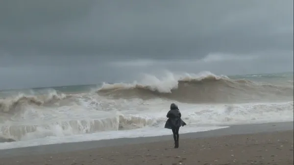 Antalya'dan şoke eden görüntüler! Dev dalgalara aldırış etmeden fotoğraf çekinmeye geldiler - 1