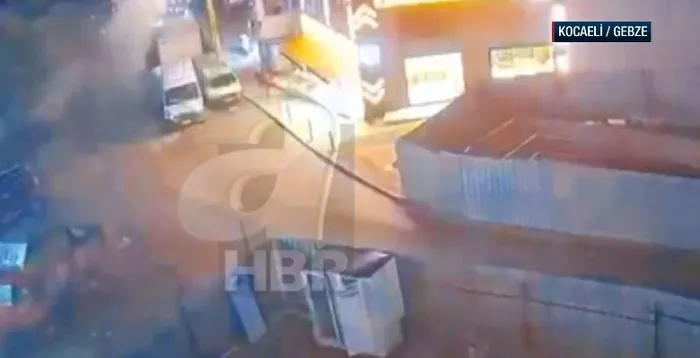 iste-kocaelideki-o-binanin-yikilma-ani-a-haber-o-goruntulere-ulasti-1761744768199.jpg (foto:ahaber.com.tr)